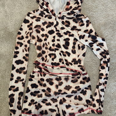 Zweiteiliges Set mit Leopardenmuster