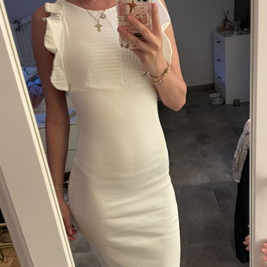 Robe blanche côtelée avec volants