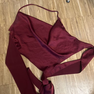 Bordeauxfarbenes Satin-Wickeloberteil