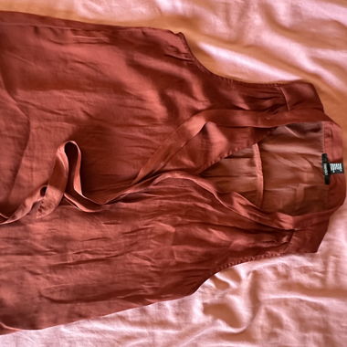 Blusa in raso rosso mattone