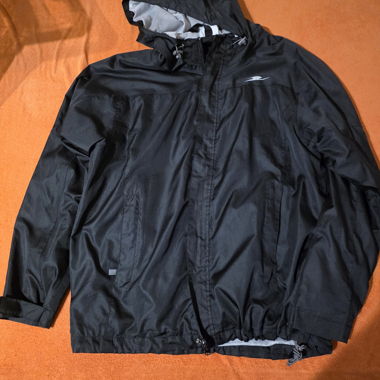 Schwarze Regenjacke mit Kapuze