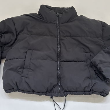 Schwarze Winterjacke mit Wattierung