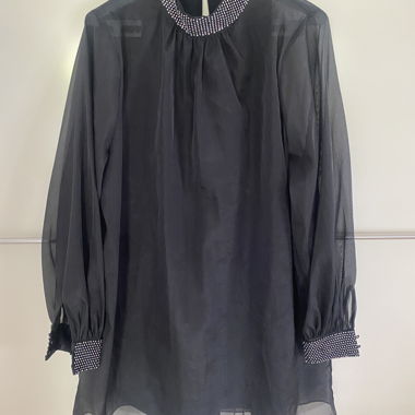 Abito nero in chiffon con colletto alto