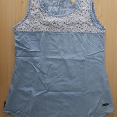 Top in pizzo azzurro chiaro