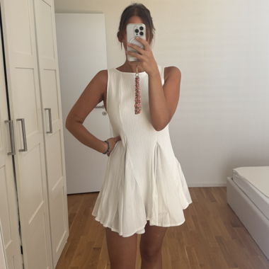 Weisses geripptes Kleid