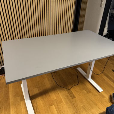 Table (gaming table) electrically height-adjustable