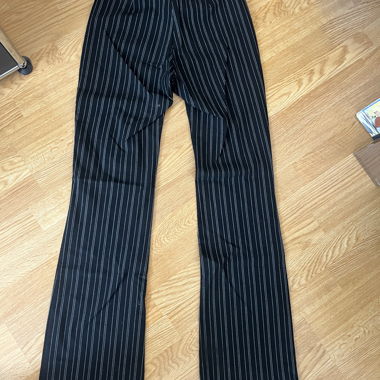 Pantaloni neri a righe