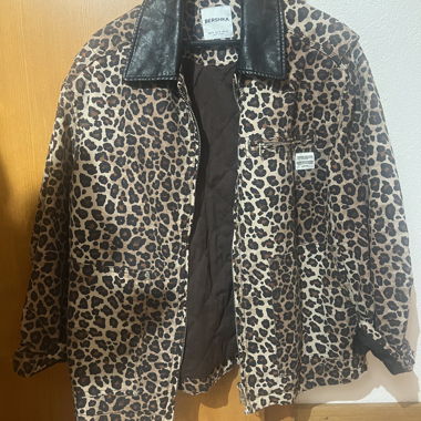 Giacca Bershka Oversize con stampa leopardata