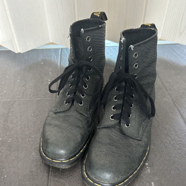 Dr. Martens mit Schlangenlederoptik