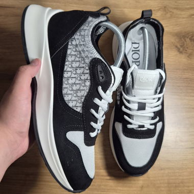 Black shoes b25