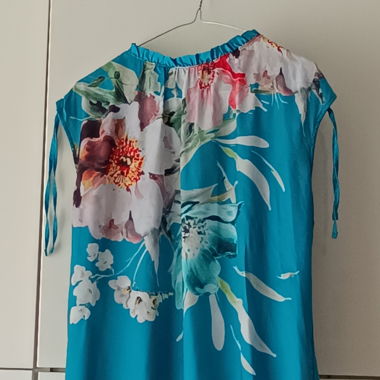 Top turchese con fiori