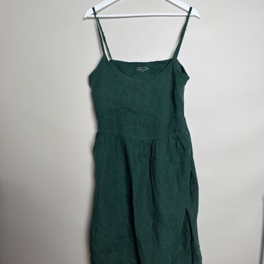 Grünes ärmelloses Kleid