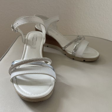 Weisse Sandalen mit Absatz