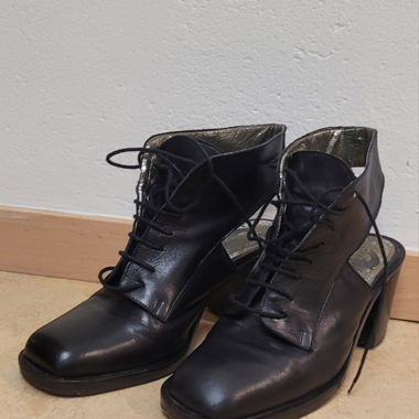 Vintage leather sandals