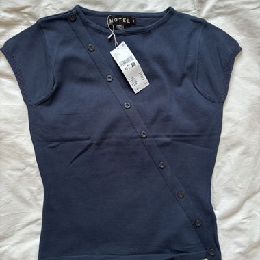 T-shirt con bottoni diagonali