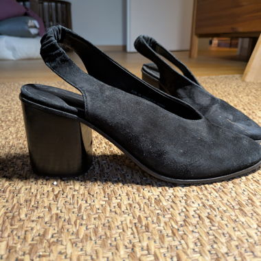 Schwarze Slingback-Pumps aus Wildleder