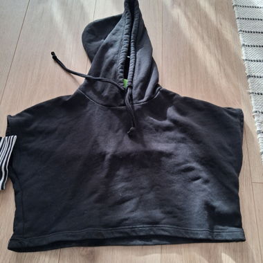 Kurzes ärmelloses schwarzes Kapuzen‑Sweatshirt