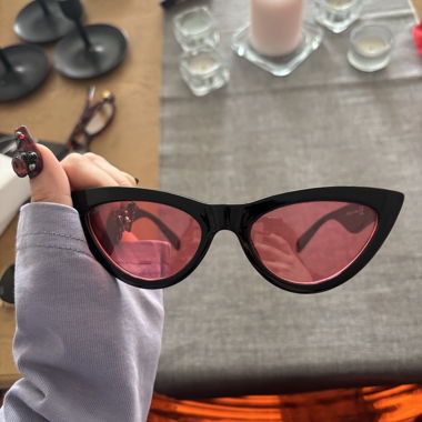 Lunette à soleil noir verre rose 