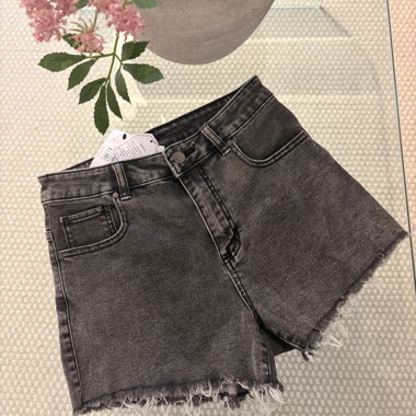 Graue Jeansshorts