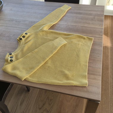 Pull en maille jaune