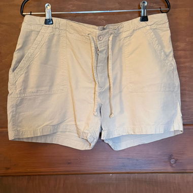 Short beige taille basse en lin 