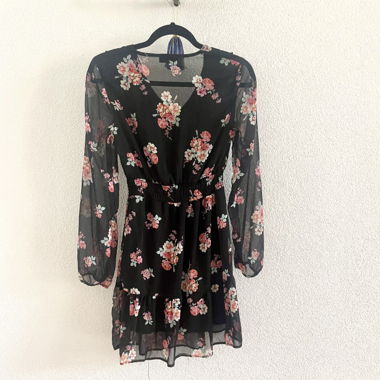 Blumenkleid mit transparentem Stoff