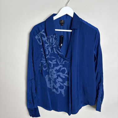 Blusa blu a maniche lunghe con fantasia floreale