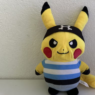 Peluche Pokémon Pikachu Team Aqua (Pirate)
