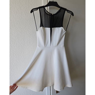 Schwarzes und weisses Zweistoff-Kleid