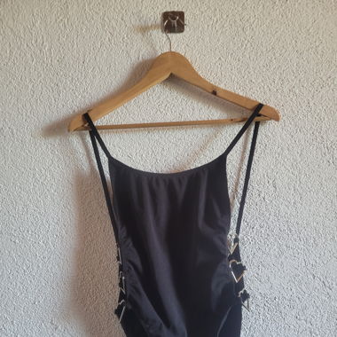 Badeanzug mit dekorativen Herzen