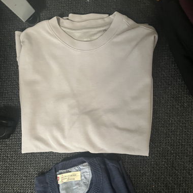 Set aus Sweatshirts und Oberteilen