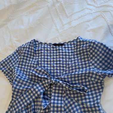 blauer hemd mit schleife 