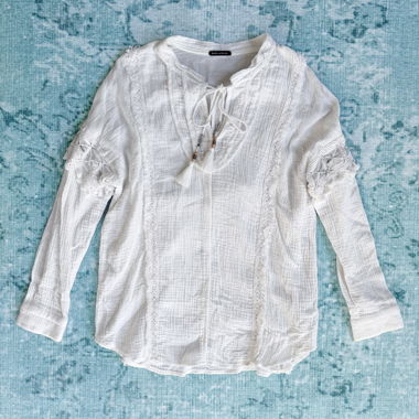 Blusa con pizzo, nappe e scollo con fiocco
