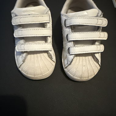 Sneakers bianche per bambini con velcro
