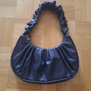Schwarze Schultertasche mit gerafftem Henkel