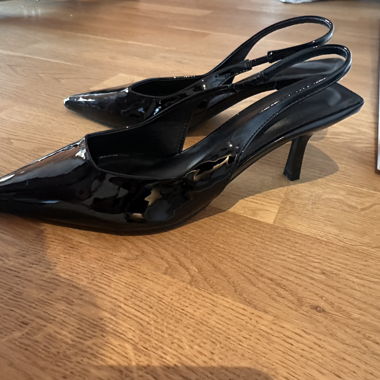 Scarpe slingback nere con tacco kitten