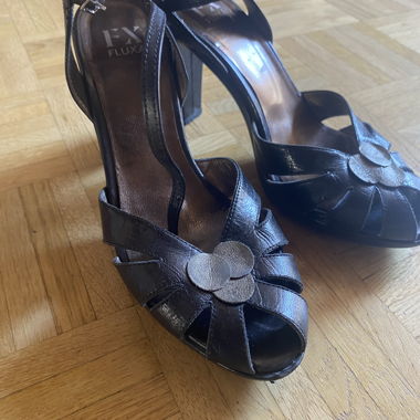 Schwarze Sandalen mit Absatz