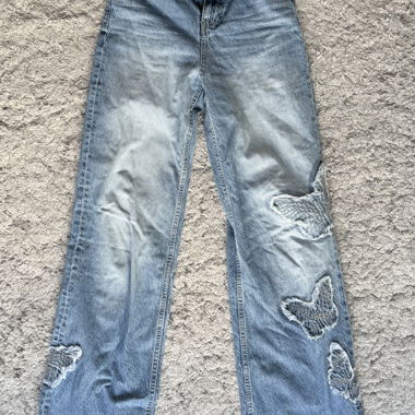 Jeans Bershka con motivo a farfalla