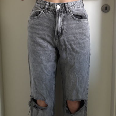 Graue Jeans mit Löchern