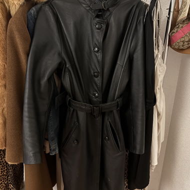 Manteau ceinturé en cuir noir
