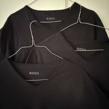 3 T-shirt BOSS nera scollo a V