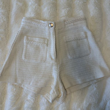 Weisse Strickshorts