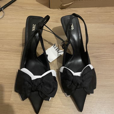 ZARA schwarze Slingback-Sandalen mit Schleife