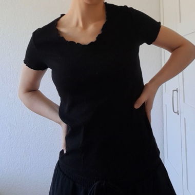 Tshirt schwarz Wellensaum