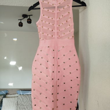 Rosa Nieten-Kleid