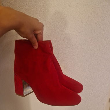 Rote Stiefeletten