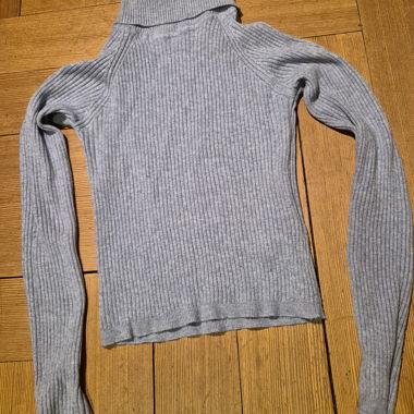 Maglione Grigio a Collo Alto