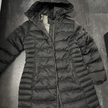Cappotto imbottito nero con cappuccio