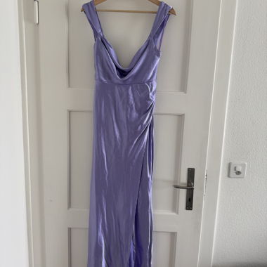 Lila Abendkleid mit tiefem Ruecken