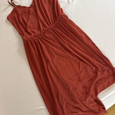 Abito rosso con spalline sottili